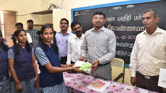 திருவண்ணாமலை அரசு மாதிரி மேல்நிலைப் பள்ளியில் மாணவர்களுக்கு கையடக்க கணினியை மாவட்ட ஆட்சியர் வழங்கினார்!