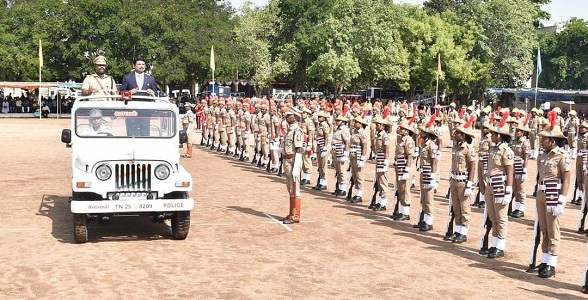 திருவண்ணாமலை மாவட்ட காவல் கண்காணிப்பாளர் அலுவலகத்தில் தேசிய கொடியேற்றி வைத்து மாவட்ட ஆட்சியர் மரியாதை!