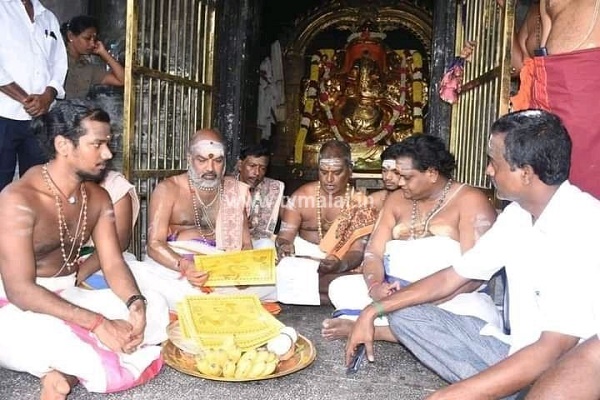 தமிழ் புத்தாண்டை முன்னிட்டு அருணாச்சலேஸ்வரர் திருக்கோவில் சம்பந்த விநாயகர் முன்பு புதிய பஞ்சாங்கம் வாசிக்கும் நிகழ்வு! தமிழ் புத்தாண்டை முன்னிட்டு அருணாச்சலேஸ்வரர் திருக்கோவில் சம்பந்த விநாயகர் முன்பு புதிய பஞ்சாங்கம் வாசிக்கும் நிகழ்வு!