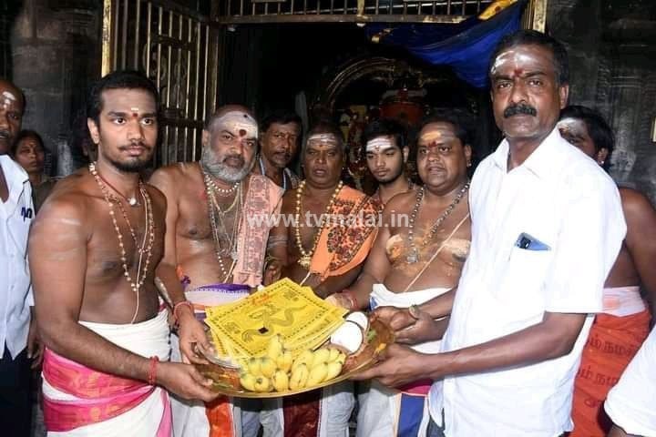 தமிழ் புத்தாண்டை முன்னிட்டு அருணாச்சலேஸ்வரர் திருக்கோவில் சம்பந்த விநாயகர் முன்பு புதிய பஞ்சாங்கம் வாசிக்கும் நிகழ்வு! தமிழ் புத்தாண்டை முன்னிட்டு அருணாச்சலேஸ்வரர் திருக்கோவில் சம்பந்த விநாயகர் முன்பு புதிய பஞ்சாங்கம் வாசிக்கும் நிகழ்வு!