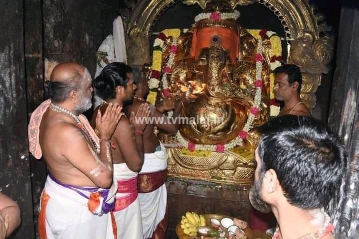 தமிழ் புத்தாண்டை முன்னிட்டு அருணாச்சலேஸ்வரர் திருக்கோவில் சம்பந்த விநாயகர் முன்பு புதிய பஞ்சாங்கம் வாசிக்கும் நிகழ்வு! தமிழ் புத்தாண்டை முன்னிட்டு அருணாச்சலேஸ்வரர் திருக்கோவில் சம்பந்த விநாயகர் முன்பு புதிய பஞ்சாங்கம் வாசிக்கும் நிகழ்வு!