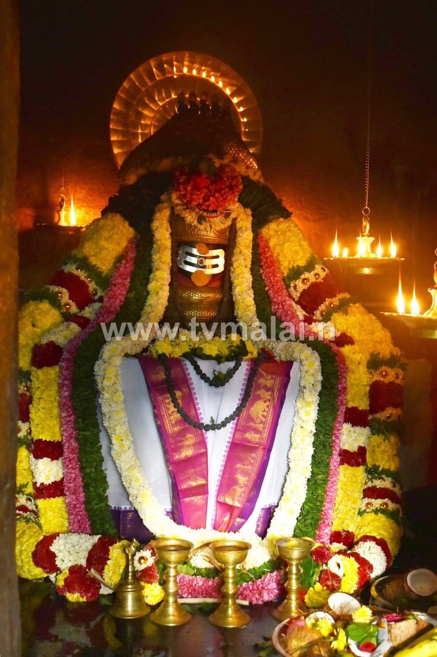 தமிழ் புத்தாண்டை முன்னிட்டு திருவண்ணாமலை கிரிவலப்பாதையில் உள்ள திருநேர் அண்ணாமலையாருக்கு சிறப்பு அலங்காரம் மற்றும் தீபாராதனை! தமிழ் புத்தாண்டை முன்னிட்டு திருவண்ணாமலை கிரிவலப்பாதையில் உள்ள திருநேர் அண்ணாமலையாருக்கு சிறப்பு அலங்காரம் மற்றும் தீபாராதனை!