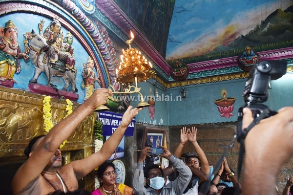 தமிழ் புத்தாண்டை முன்னிட்டு திருவண்ணாமலை கிரிவலப்பாதையில் உள்ள திருநேர் அண்ணாமலையாருக்கு சிறப்பு அலங்காரம் மற்றும் தீபாராதனை! தமிழ் புத்தாண்டை முன்னிட்டு திருவண்ணாமலை கிரிவலப்பாதையில் உள்ள திருநேர் அண்ணாமலையாருக்கு சிறப்பு அலங்காரம் மற்றும் தீபாராதனை!