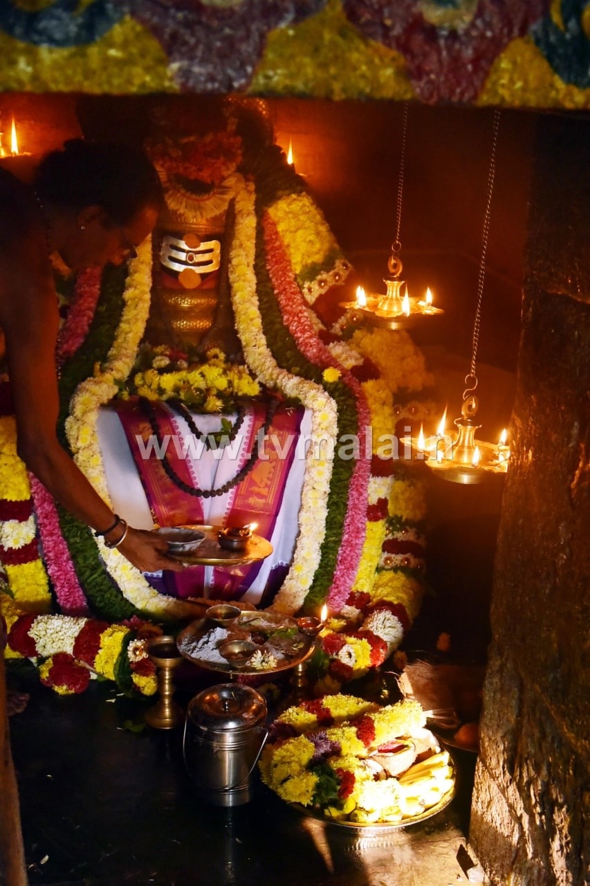 தமிழ் புத்தாண்டை முன்னிட்டு திருவண்ணாமலை கிரிவலப்பாதையில் உள்ள திருநேர் அண்ணாமலையாருக்கு சிறப்பு அலங்காரம் மற்றும் தீபாராதனை! தமிழ் புத்தாண்டை முன்னிட்டு திருவண்ணாமலை கிரிவலப்பாதையில் உள்ள திருநேர் அண்ணாமலையாருக்கு சிறப்பு அலங்காரம் மற்றும் தீபாராதனை!