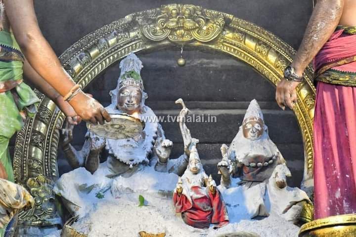 அருள்மிகு அண்ணாமலையார் திருக்கோயிலில் இன்று (30.05.2022) வைகாசிமாத அமாவாசை முன்னிட்டு பெரிய நாயகருக்கு மகா ருத்ராபிஷேகம்! அருள்மிகு அண்ணாமலையார் திருக்கோயிலில் இன்று (30.05.2022) வைகாசிமாத அமாவாசை முன்னிட்டு பெரிய நாயகருக்கு மகா ருத்ராபிஷேகம்!