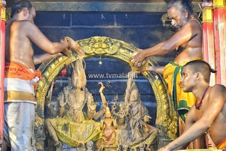 அருள்மிகு அண்ணாமலையார் திருக்கோயிலில் இன்று (30.05.2022) வைகாசிமாத அமாவாசை முன்னிட்டு பெரிய நாயகருக்கு மகா ருத்ராபிஷேகம்! அருள்மிகு அண்ணாமலையார் திருக்கோயிலில் இன்று (30.05.2022) வைகாசிமாத அமாவாசை முன்னிட்டு பெரிய நாயகருக்கு மகா ருத்ராபிஷேகம்!