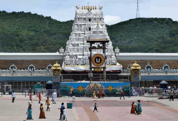 கோடை விடுமுறையையொட்டி திருப்பதி ஏழுமலையான் கோயிலில் அலைமோதும் பக்தர்கள் கூட்டம்!