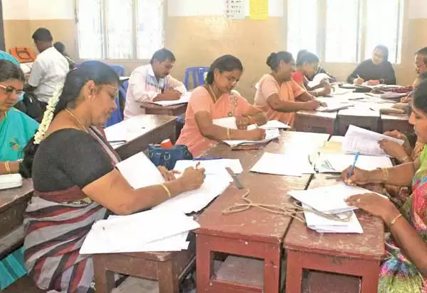 10, 12 ஆம் வகுப்பு பொதுத்தேர்வு விடைத்தாள்களை திருத்தும் பணி இன்று முதல் தொடக்கம்! answer paper correction