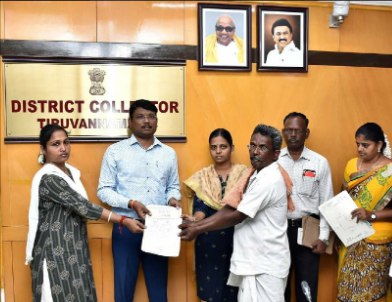 தமிழ்நாடு பூமிதான வாரியம் சார்பாக நேற்று பூமிதான நில விநியோக பத்திரத்தினை மாவட்ட ஆட்சித்தலைவர் திரு.முருகேஷ் வழங்கினார்! தமிழ்நாடு பூமிதான வாரியம் சார்பாக நேற்று பூமிதான நில விநியோக பத்திரத்தினை மாவட்ட ஆட்சித்தலைவர் திரு.முருகேஷ் வழங்கினார்!