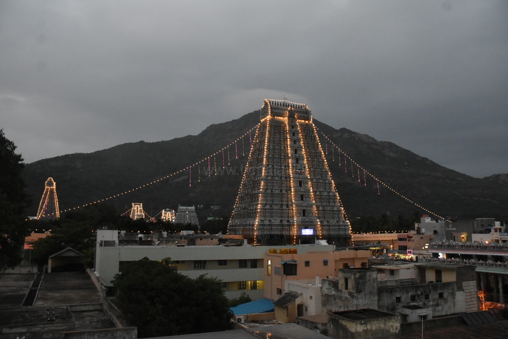 மின்னொளியில் ஜொலிக்கும் அண்ணாமலையார் திருக்கோயில்! மின்னொளியில் ஜொலிக்கும் அண்ணாமலையார் திருக்கோயில்!