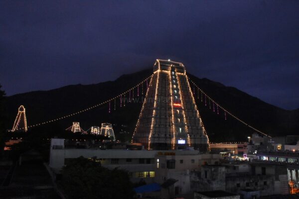 மின்னொளியில் ஜொலிக்கும் அண்ணாமலையார் திருக்கோயில்! மின்னொளியில் ஜொலிக்கும் அண்ணாமலையார் திருக்கோயில்!