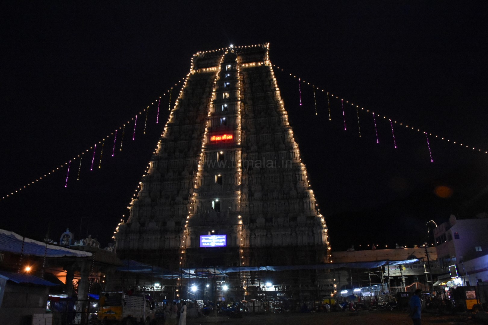 மின்னொளியில் ஜொலிக்கும் அண்ணாமலையார் திருக்கோயில்! மின்னொளியில் ஜொலிக்கும் அண்ணாமலையார் திருக்கோயில்!