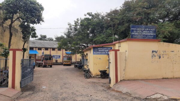 திருவண்ணாமலை வாணிபக் கழகத்திலிருந்து பொது மக்கள் பயன்பாட்டிற்காக பொருட்கள் லாரிகளின் மூலம் விநியோகம்! திருவண்ணாமலை வாணிபக் கழகத்திலிருந்து பொது மக்கள் பயன்பாட்டிற்காக பொருட்கள் லாரிகளின் மூலம் விநியோகம்!