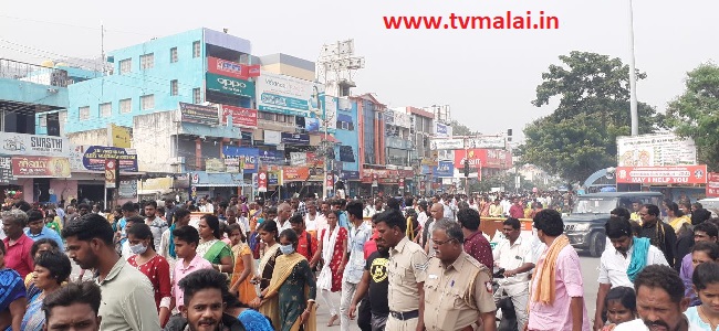 மகாதீபத்தை காண திருவண்ணாமலை கோவிலை  நோக்கி படையெடுத்து செல்லும் பக்தர்கள் கூட்டம்!