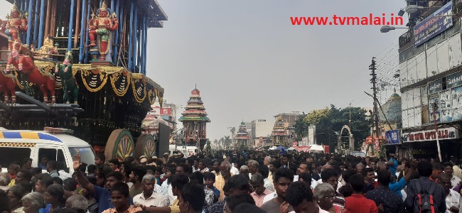 மகாதீபத்தை காண திருவண்ணாமலை கோவிலை  நோக்கி படையெடுத்து செல்லும் பக்தர்கள் கூட்டம்!