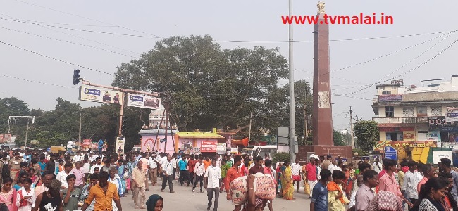 மகாதீபத்தை காண திருவண்ணாமலை கோவிலை  நோக்கி படையெடுத்து செல்லும் பக்தர்கள் கூட்டம்!