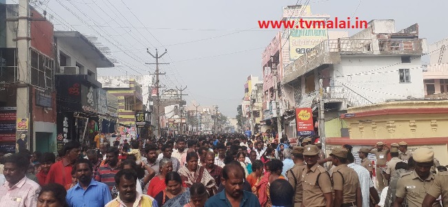 மகாதீபத்தை காண திருவண்ணாமலை கோவிலை  நோக்கி படையெடுத்து செல்லும் பக்தர்கள் கூட்டம்!