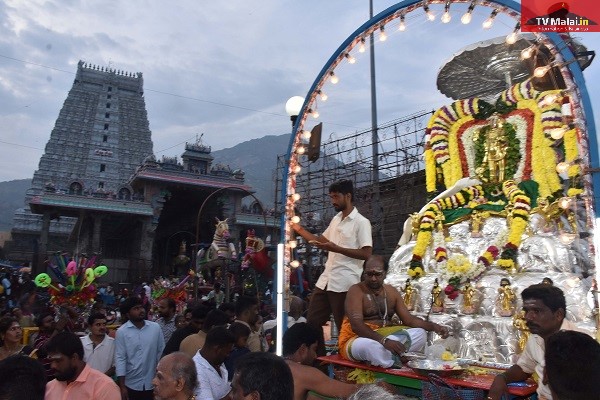 திருவண்ணாமலை கார்த்திகை தீபம் திருவிழா 2022 – எட்டாம் நாள் மாலை! திருவண்ணாமலை கார்த்திகை தீபம் திருவிழா 2022 – எட்டாம் நாள் மாலை!