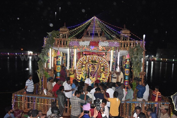 திருவண்ணாமலை கார்த்திகை தீபத் திருவிழா - சுப்பிரமணியர் தெப்பல் உற்சவம்! திருவண்ணாமலை கார்த்திகை தீபத் திருவிழா - சுப்பிரமணியர் தெப்பல் உற்சவம்!
