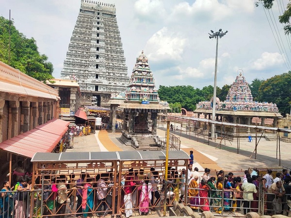 சித்திரா பௌர்ணமியை முன்னிட்டு நீண்ட வரிசையில் காத்திருந்து பக்தர்கள் சாமி தரிசனம்!