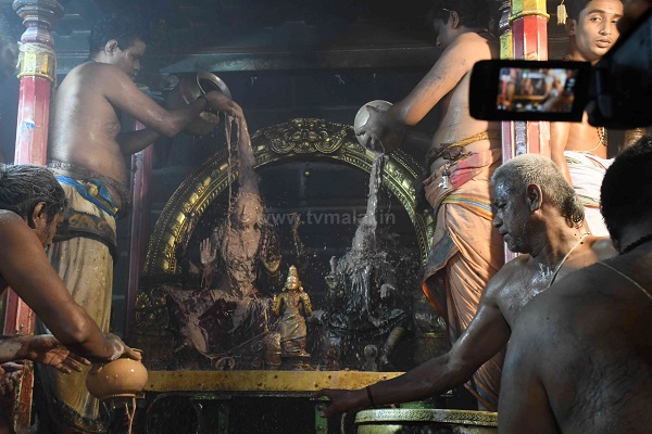 அண்ணாமலையார் திருக்கோவிலில் வைகாசி மாத மகா அமாவாசை முன்னிட்டு சிறப்பு அபிஷேகம்! அண்ணாமலையார் திருக்கோவிலில் வைகாசி மாத மகா அமாவாசை முன்னிட்டு சிறப்பு அபிஷேகம்!