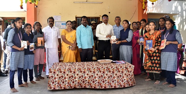 திருவண்ணாமலை நகராட்சி பெண்கள் மேல்நிலைப் பள்ளியில் நடப்பாண்டிற்கான பாட புத்தகங்களை மாவட்ட ஆட்சியர் வழங்கினார்! திருவண்ணாமலை நகராட்சி பெண்கள் மேல்நிலைப் பள்ளியில் நடப்பாண்டிற்கான பாட புத்தகங்களை மாவட்ட ஆட்சியர் வழங்கினார்!