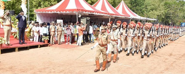 திருவண்ணாமலை மாவட்ட காவல் கண்காணிப்பாளர் அலுவலகத்தில் தேசிய கொடியேற்றி வைத்து மாவட்ட ஆட்சியர் மரியாதை! திருவண்ணாமலை மாவட்ட காவல் கண்காணிப்பாளர் அலுவலகத்தில் தேசிய கொடியேற்றி வைத்து மாவட்ட ஆட்சியர் மரியாதை!