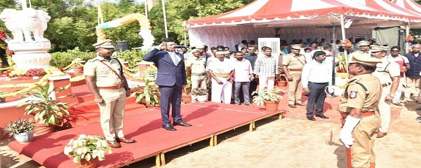 திருவண்ணாமலை மாவட்ட காவல் கண்காணிப்பாளர் அலுவலகத்தில் தேசிய கொடியேற்றி வைத்து மாவட்ட ஆட்சியர் மரியாதை! திருவண்ணாமலை மாவட்ட காவல் கண்காணிப்பாளர் அலுவலகத்தில் தேசிய கொடியேற்றி வைத்து மாவட்ட ஆட்சியர் மரியாதை!