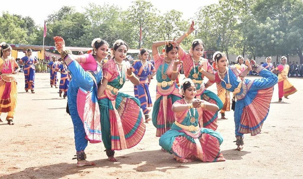 திருவண்ணாமலை மாவட்ட காவல் கண்காணிப்பாளர் அலுவலகத்தில் தேசிய கொடியேற்றி வைத்து மாவட்ட ஆட்சியர் மரியாதை! திருவண்ணாமலை மாவட்ட காவல் கண்காணிப்பாளர் அலுவலகத்தில் தேசிய கொடியேற்றி வைத்து மாவட்ட ஆட்சியர் மரியாதை!