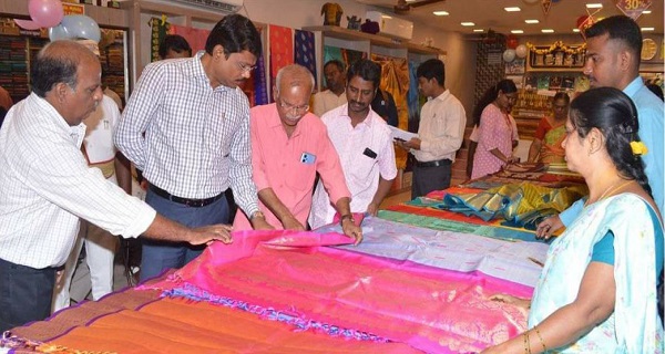 திருவண்ணாமலையில் பௌர்ணமி கோ-ஆப்டெக்ஸின் தீபாவளி சிறப்பு விற்பனையை மாவட்ட ஆட்சியர் துவக்கி வைத்தார்! திருவண்ணாமலையில் பௌர்ணமி கோ-ஆப்டெக்ஸின் தீபாவளி சிறப்பு விற்பனையை மாவட்ட ஆட்சியர் துவக்கி வைத்தார்!