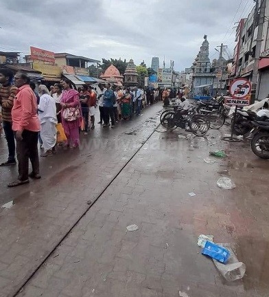 திருவண்ணாமலை அண்ணாமலையார் திருக்கோவிலில் 10 மணி நேரத்திற்கும் மேலாக நின்றபடி காத்திருக்கும் பக்தர்கள்! திருவண்ணாமலை அண்ணாமலையார் திருக்கோவிலில் 10 மணி நேரத்திற்கும் மேலாக நின்றபடி காத்திருக்கும் பக்தர்கள்!