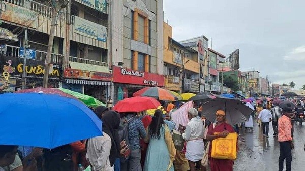 திருவண்ணாமலை அண்ணாமலையார் திருக்கோவிலில் 10 மணி நேரத்திற்கும் மேலாக நின்றபடி காத்திருக்கும் பக்தர்கள்! திருவண்ணாமலை அண்ணாமலையார் திருக்கோவிலில் 10 மணி நேரத்திற்கும் மேலாக நின்றபடி காத்திருக்கும் பக்தர்கள்!