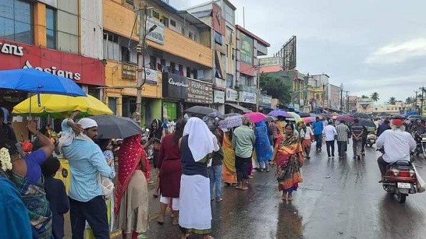 திருவண்ணாமலை அண்ணாமலையார் திருக்கோவிலில் 10 மணி நேரத்திற்கும் மேலாக நின்றபடி காத்திருக்கும் பக்தர்கள்! திருவண்ணாமலை அண்ணாமலையார் திருக்கோவிலில் 10 மணி நேரத்திற்கும் மேலாக நின்றபடி காத்திருக்கும் பக்தர்கள்!