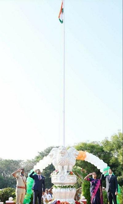 திருவண்ணாமலை மாவட்ட ஆட்சியர் நேற்று ஆயுதப்படை மைதானத்தில் தேசிய கொடியினை ஏற்றி மரியாதை செலுத்தினார்! திருவண்ணாமலை மாவட்ட ஆட்சியர் நேற்று ஆயுதப்படை மைதானத்தில் தேசிய கொடியினை ஏற்றி மரியாதை செலுத்தினார்!