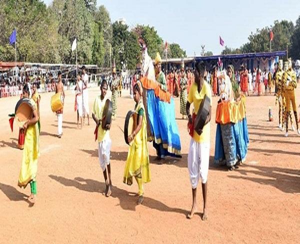 திருவண்ணாமலை மாவட்ட ஆட்சியர் நேற்று ஆயுதப்படை மைதானத்தில் தேசிய கொடியினை ஏற்றி மரியாதை செலுத்தினார்! திருவண்ணாமலை மாவட்ட ஆட்சியர் நேற்று ஆயுதப்படை மைதானத்தில் தேசிய கொடியினை ஏற்றி மரியாதை செலுத்தினார்!