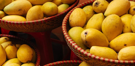 Avoid eating mangoes ripened using calcium carbide as it could lead to many health issues!!