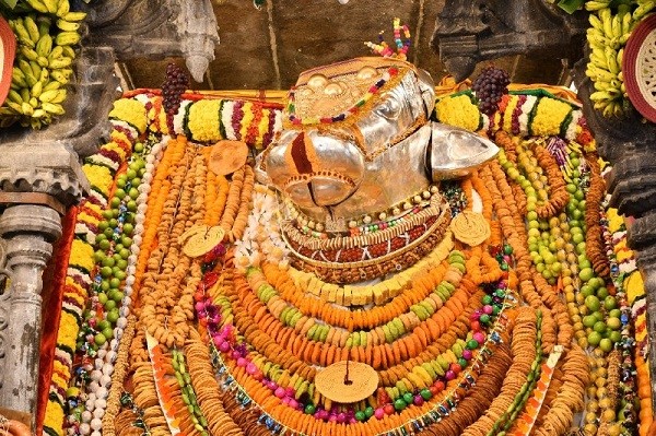 அண்ணாமலையார் கோவிலில் மாட்டுப்பொங்கலை முன்னிட்டு பெரிய நந்தி பகவானுக்கு சிறப்பு அலங்காரம்! அண்ணாமலையார் கோவிலில் மாட்டுப்பொங்கலை முன்னிட்டு பெரிய நந்தி பகவானுக்கு சிறப்பு அலங்காரம்!