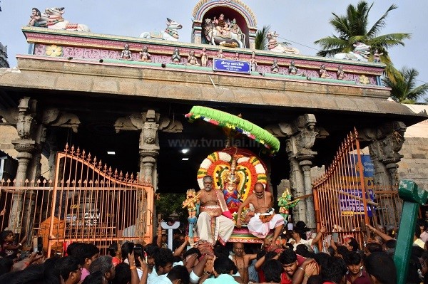 அண்ணாமலையார் கோவிலில் மாட்டுப்பொங்கலை முன்னிட்டு பெரிய நந்தி பகவானுக்கு சிறப்பு அலங்காரம்! அண்ணாமலையார் கோவிலில் மாட்டுப்பொங்கலை முன்னிட்டு பெரிய நந்தி பகவானுக்கு சிறப்பு அலங்காரம்!