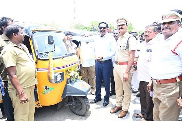 திருவண்ணாமலை மாவட்ட ஆட்சியர் ஆட்டோக்களுக்கு QR Code வசதியை துவக்கி வைத்தார்! திருவண்ணாமலை மாவட்ட ஆட்சியர் ஆட்டோக்களுக்கு QR Code வசதியை துவக்கி வைத்தார்!