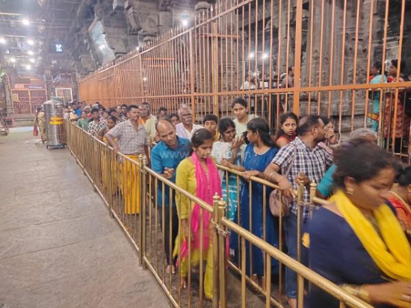 திருவண்ணாமலை அண்ணாமலையார் கோவிலில் நீண்ட வரிசையில் காத்திருக்கும் பக்தர்கள்! திருவண்ணாமலை அண்ணாமலையார் கோவிலில் நீண்ட வரிசையில் காத்திருக்கும் பக்தர்கள்!