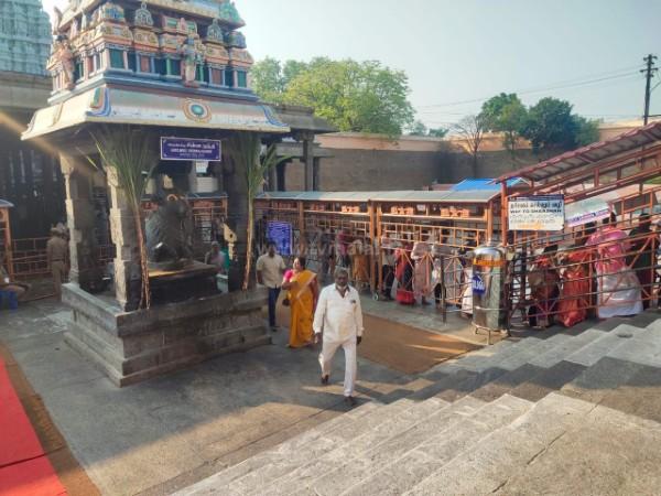 திருவண்ணாமலை அண்ணாமலையார் கோவிலில் நீண்ட வரிசையில் காத்திருக்கும் பக்தர்கள்! திருவண்ணாமலை அண்ணாமலையார் கோவிலில் நீண்ட வரிசையில் காத்திருக்கும் பக்தர்கள்!