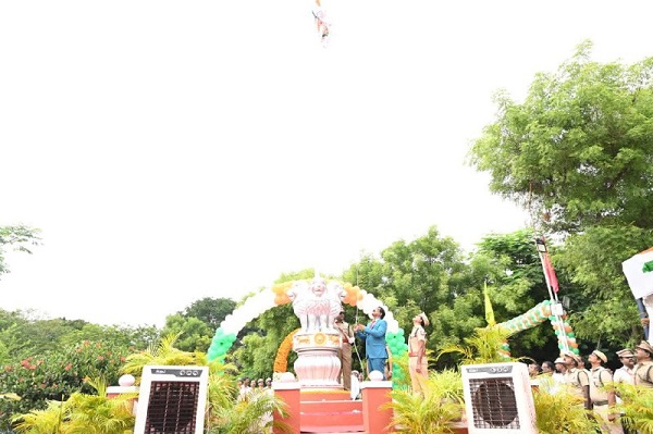 திருவண்ணாமலையில் 79-வது சுதந்திர தின விழா – மாவட்ட ஆட்சியர் தேசியக் கொடி ஏற்றினார்! திருவண்ணாமலையில் 79-வது சுதந்திர தின விழா – மாவட்ட ஆட்சியர் தேசியக் கொடி ஏற்றினார்!