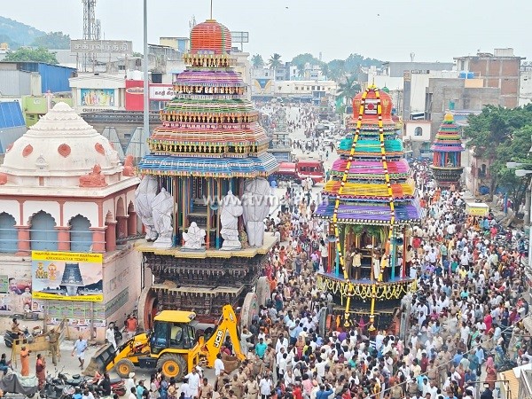 கார்த்திகை தீப விழாவை முன்னிட்டு பராசக்தி அம்மன் தேர் வெள்ளோட்டம்!