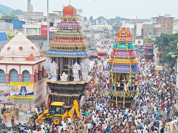 கார்த்திகை தீப விழாவை முன்னிட்டு பராசக்தி அம்மன் தேர் வெள்ளோட்டம்!