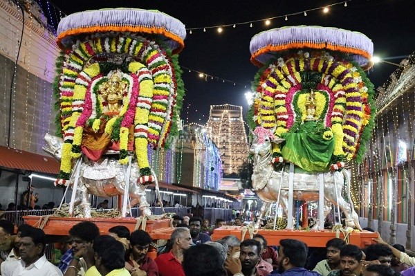 விநாயகர் மற்றும் சண்டிகேஸ்வரருக்கு சிறப்பு அபிஷேகம்!