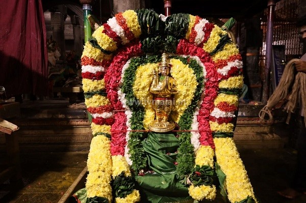 விநாயகர் மற்றும் சண்டிகேஸ்வரருக்கு சிறப்பு அபிஷேகம்!