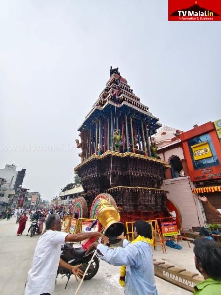 கார்த்திகை தீபத் திருவிழா 7-ம் நாள் தேர்த் திருவிழாவிற்காக தேரில் கலசம் பொருத்தும் பணி!