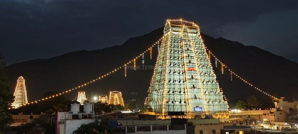 மின்னொளியில் ஜொலிக்கும் அண்ணாமலையார் கோபுரங்கள்!