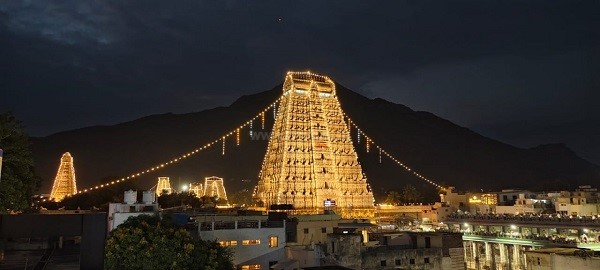 மின்னொளியில் ஜொலிக்கும் அண்ணாமலையார் கோபுரங்கள்!