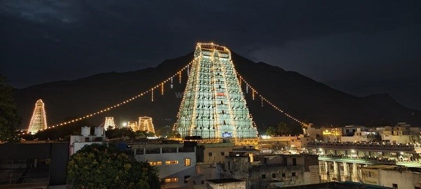 மின்னொளியில் ஜொலிக்கும் அண்ணாமலையார் கோபுரங்கள்!